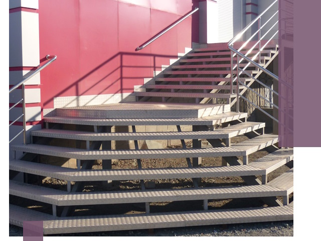 Лестницы для магазина в Великих Луке — изготовление и монтаж