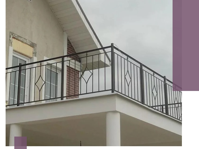 Изготовление балконных ограждений в Великих Луке из металла и стекла