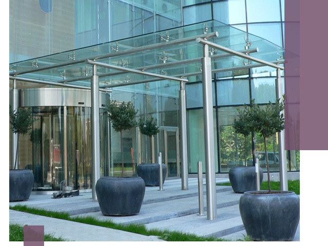 Навесы из стекла на заказ в Великих Луке — монтаж и установка