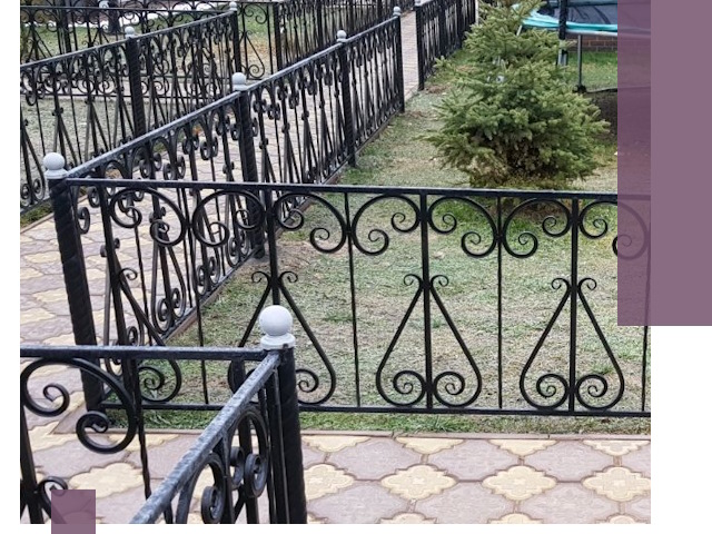 Кованые газонные ограждения под ключ в Великих Луке